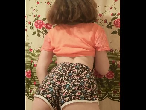 ❤️ Dhallaan yar oo sexy ah oo iska siibaysa surwaalka gaaban ee kamarada ❤️ anaga ☑